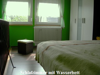 Schlafzimmer mit Wasserbett